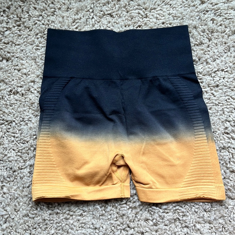 Women Seamless Scrunch Workout Shorts Ombre